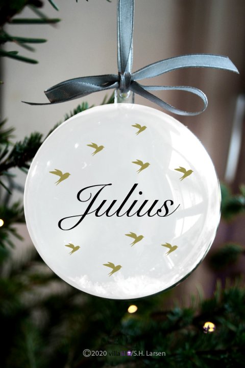 Personlig julekugle 8 cm svaler med navn på forside og tekst/ årstal på bagsiden Personlig julekugle 8 cm svaler med navn på forside og tekst/ årstal på bagsiden