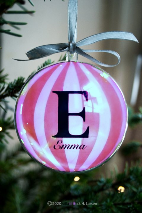 Julekugle 8 cm stribet med navn, evt. bogstav på forside og tekst/årstal på bagside Julekugle 8 cm stribet med navn, evt. bogstav på forside og tekst/årstal på bagside