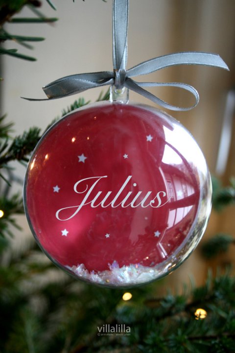 Personlig julekugle 6 cm med navn på forsiden og tekst eller årstal på bagsiden Personlig julekugle 6 cm med navn på forsiden og tekst eller årstal på bagsiden