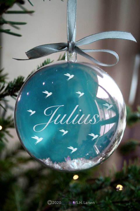 Personlig julekugle 6 cm svaler med navn på forside og tekst/ årstal på bagsiden Personlig julekugle 6 cm svaler med navn på forside og tekst/ årstal på bagsiden