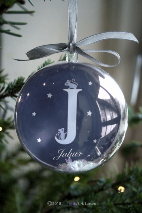 Personlig julekugle 8 cm med bogstav og navn. Tekst eller årstal på bagsiden Personlig julekugle 8 cm med bogstav og navn. Tekst eller årstal på bagsiden